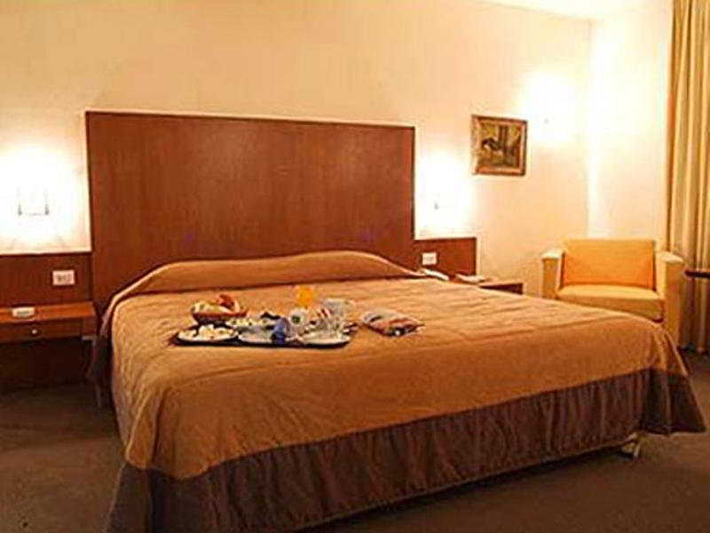 Quality Inn Tripoli Bagian luar foto
